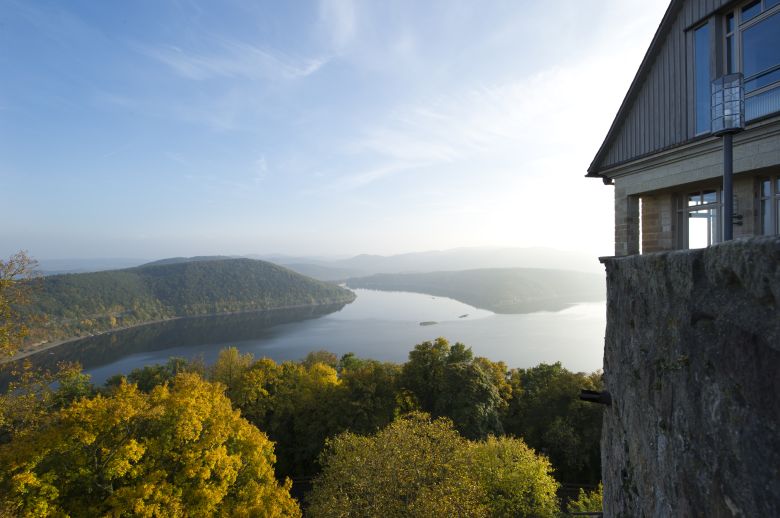 GrimmHeimat Nordhessen - Waldeck - Blick auf den Edersee mit Schloss Waldeck