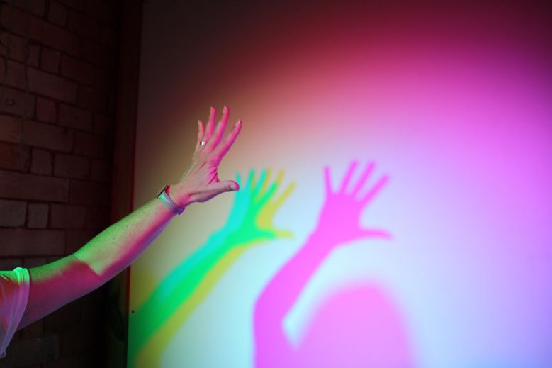 Bunte Hand in den Sinnesgängen im Geo-Naturpark Frau-Holle-Land 