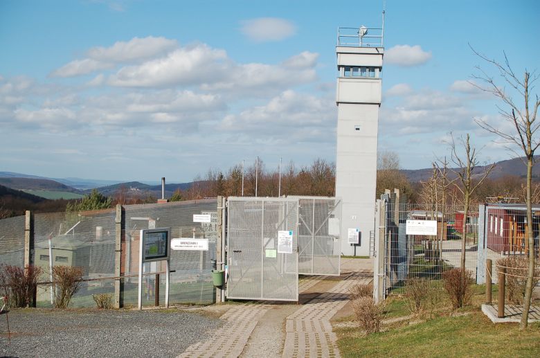 Toranlage im Grenzmuseum Schifflersgrund im Geo-Naturpark Frau-Holle-Land 
